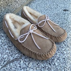 Uggs women’s Dakota Slippers. Brand new.